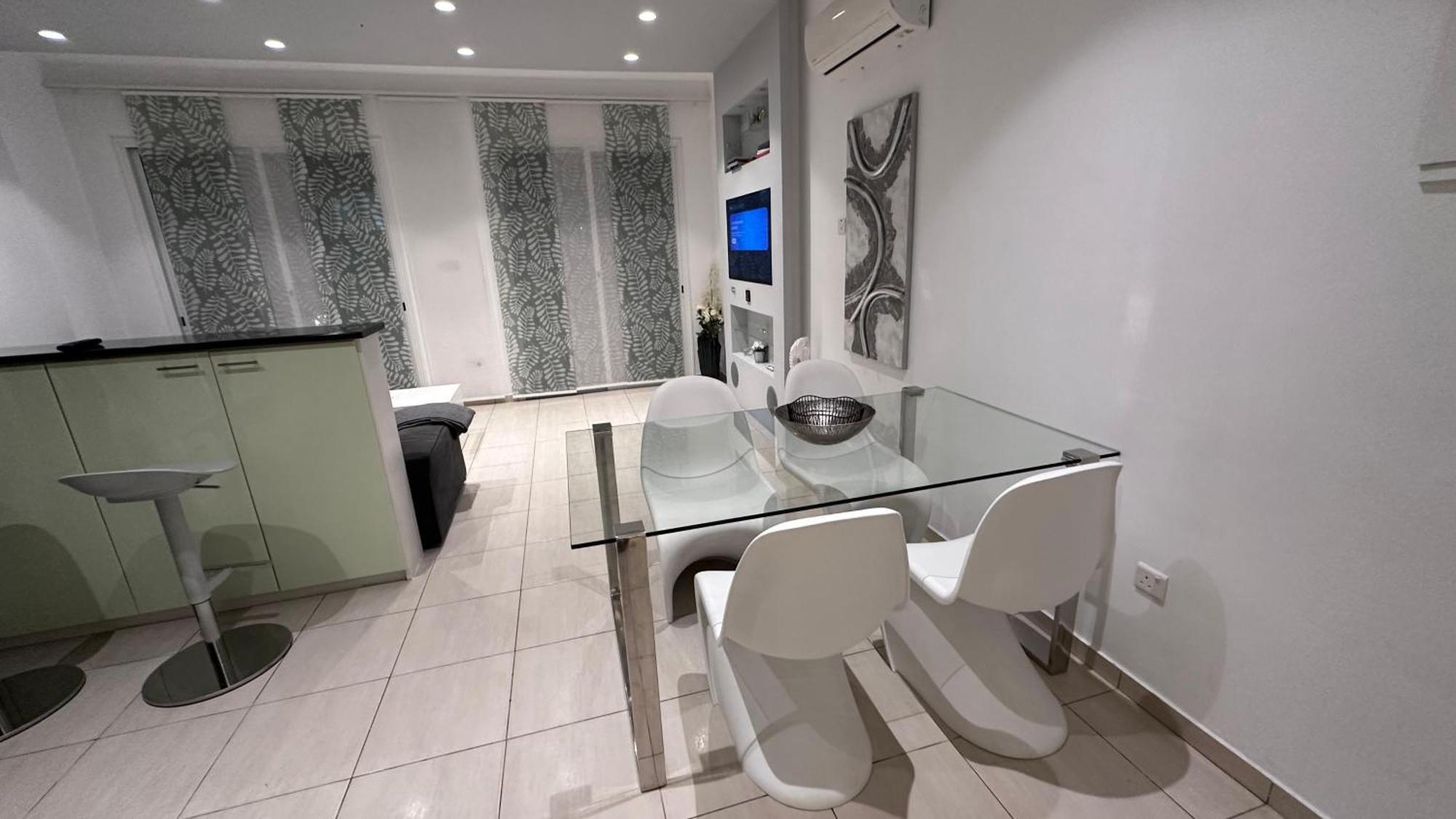 Luxury Apartment *